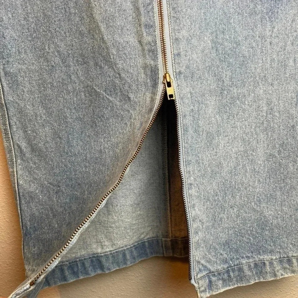 Vintage 80’s Sierra West denim skirt with zipper in front. 
Size:11 - Picture 3 of 9